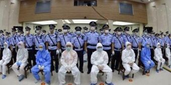 シュールすぎ!! 防護服に身を包んで出廷した暴力団幹部に死刑判決！