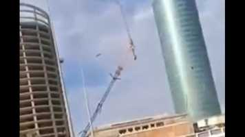 長年放置されたタワークレーンが倒壊。超高層ビルのガラス壁を叩き割る事故の瞬間