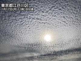 東京など関東でモコモコの雲広がる 彩雲も登場