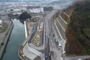 山、消えた 「トンネル撤去して4車線化」完成 国道42号「冷水拡幅」3月開通