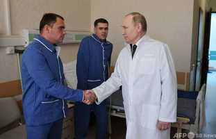 ロシア大統領、ウクライナ従軍負傷兵を慰問 「英雄」と称賛