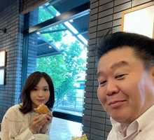 花田虎上、スタバでモーニング中の妻との2ショットを公開「素敵な夫婦」「お綺麗です」の声