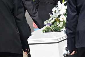 葬式の最中、お棺の故人にツバを吐いた女を逮捕  故人の家族に恨み？