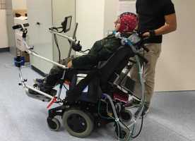 四肢麻痺患者の脳波をキャッチして動く車いすを米テキサス大学が開発中