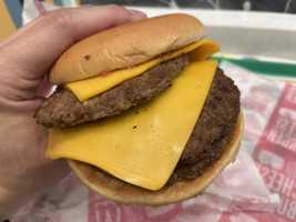 マクドナルドのチーズバーガーを100倍おいしく食べる方法