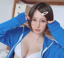 コスプレイヤーえなこがメガネ美ボディのランジェリーショット披露