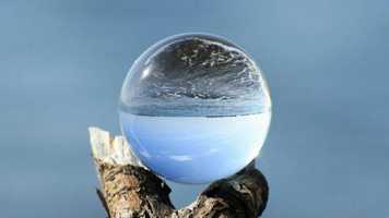 月に「水を貯蔵するガラス球」が存在することが判明、月全体で2700億トンもの水が貯蔵されている可能性も