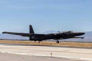 100年飛ぶつもり!?「漆黒の偵察機」U-2アップデート型が初飛行 ロッキードマーチン