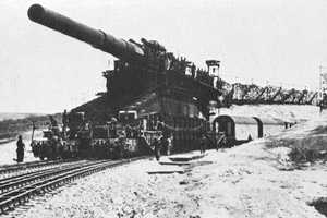 史上最大の砲を積んだ「列車砲」その絶大な火力 でも「活躍たった1回」だったワケ