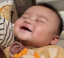 寝ながら笑ってる......!!  どんな夢を見ているのか気になりすぎる、にぱぁ~♡とほほ笑む赤ちゃん