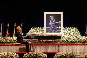 X JAPAN・YOSHIKI、55歳で死去・HEATHさんとの別れに涙「僕らが前に進むことが最高の恩返し」ピアノの特別演奏も捧ぐ＜「HEATH Farewell & Flower Offering Ceremony」挨拶全文＞