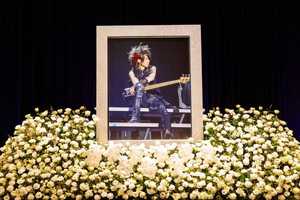 55歳で死去のX JAPAN・HEATHさんお別れ会開催 メンバーら100人の著名人・1万人の一般客参列＜HEATH Farewell & Flower Offering Ceremony＞